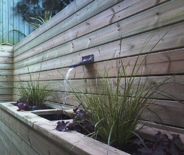 Water spout circulating through reservoir installed in the planter.